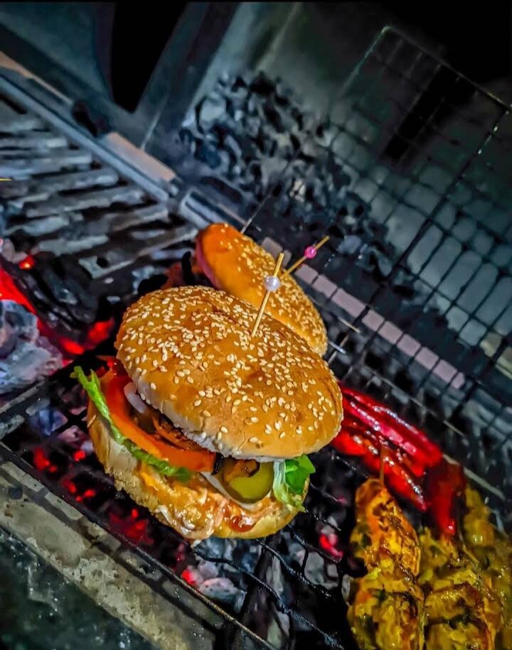 Burger grillé au charbon avec piments