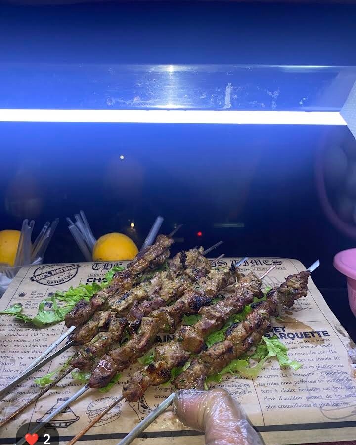 Brochettes fraîchement grillées de nuit